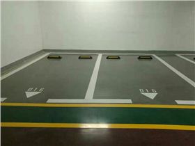 使用混凝土鋼化地坪的地下停車場
