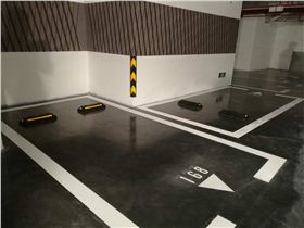 使用混凝土鋼化地坪的地下停車場