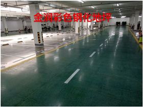 使用混凝土鋼化地坪的地下停車場