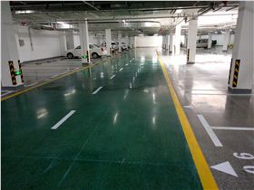 使用混凝土染色劑的地下停車場(chǎng)