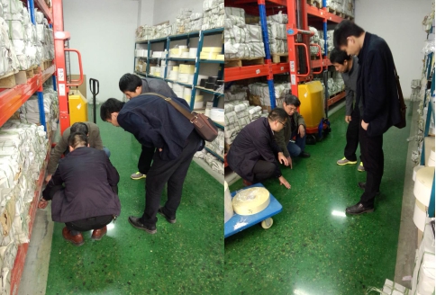 三位領(lǐng)導(dǎo)在張老師的介紹下認(rèn)真細致的研究