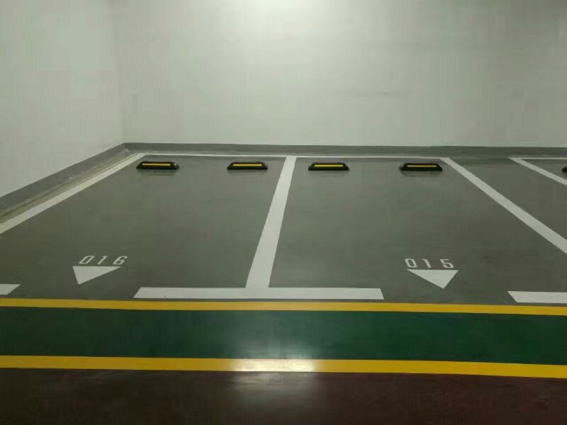 使用混凝土鋼化地坪的地下停車場