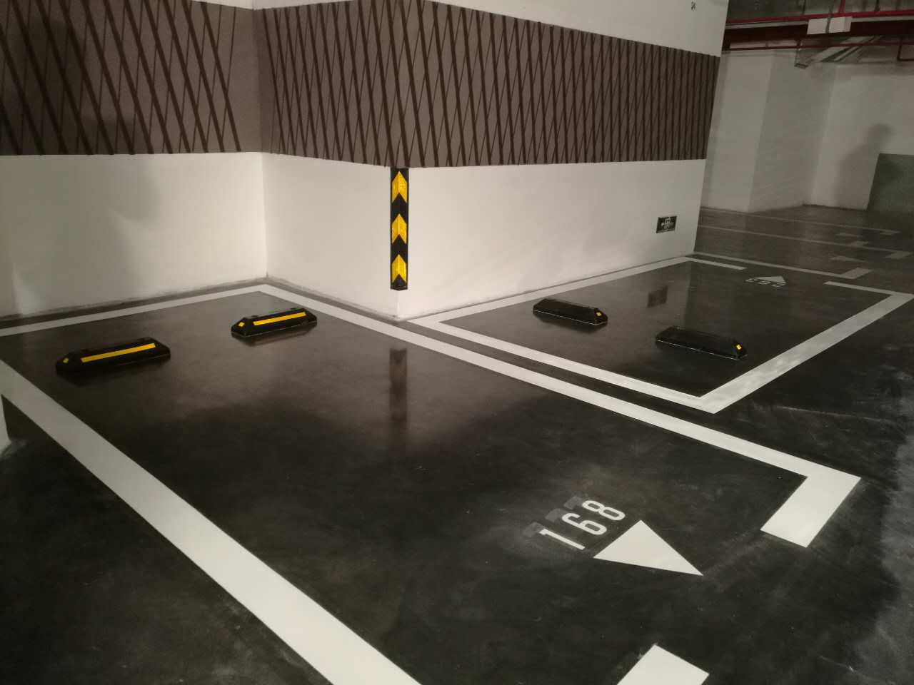 使用混凝土鋼化地坪的地下停車場