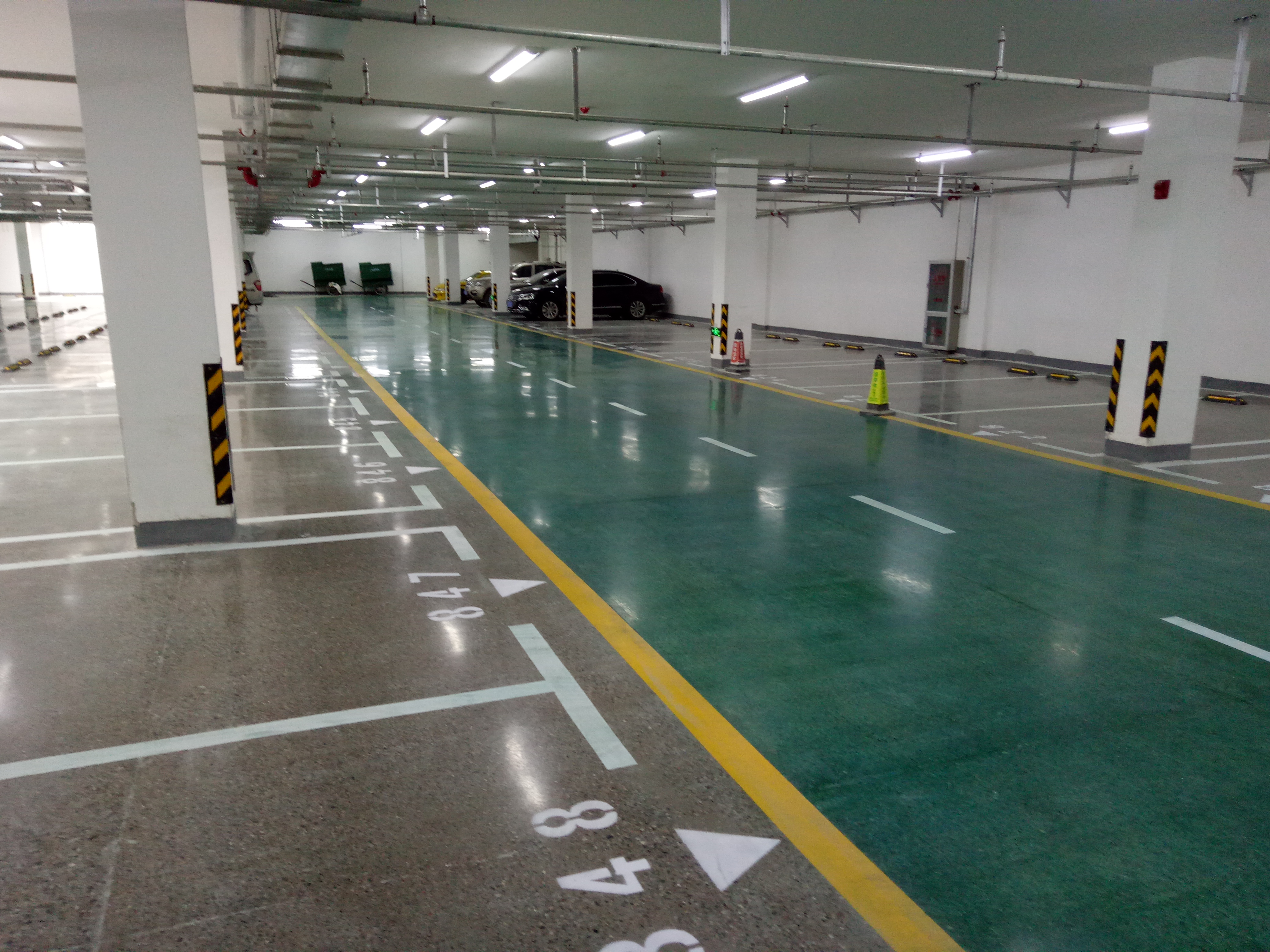 使用混凝土染色劑的地下停車場(chǎng)